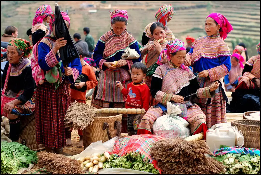 Những bộ trang phục dân tộc đầy màu sắc tại những phiên chợ Sapa.