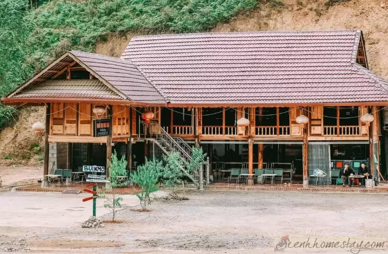 Bụi Homestay Đồng Văn nằm ở cổng chào thị trấn Đồng Văn, ngã ba đi Lũng Cú, Hà Giang. Đến đây bạn sẽ được trải nghiệm sặc sản nhà sàn đơn sơ, giản dị nhưng luôn ngăn nắp và sạch sẽ.