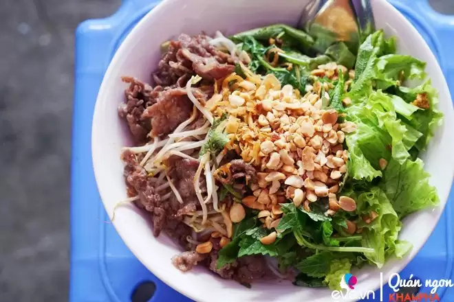 Nằm trong ngõ nhỏ Kim Mã Thượng, bún bò Công chúa 10 năm vẫn ùn ùn người qua - 13